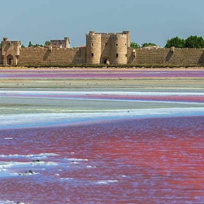 The salt pans of Aigues Mortes, in Provence, are an incredible sight. They are called "dead waters" because the area is swampy and stagnant, the salt pans extend over an area of 9800 hectares and the salt heaps can reach 20 meters in height.